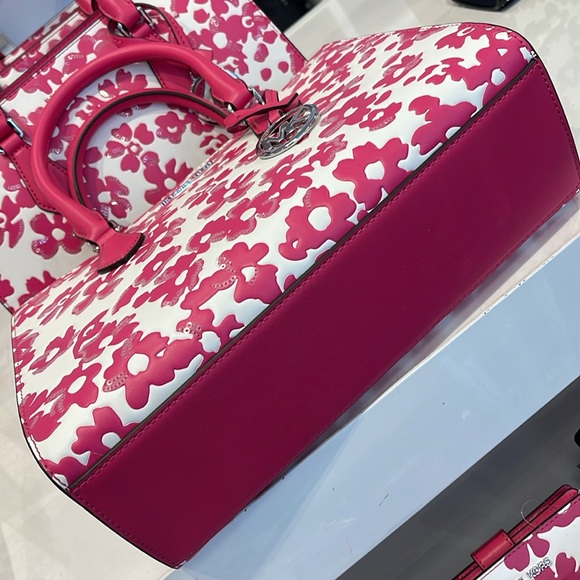 Michael Kors Sheila Medium Sequined Floral Print CZ Satchel
Dragofruit
NWT - Picture 9 of 16